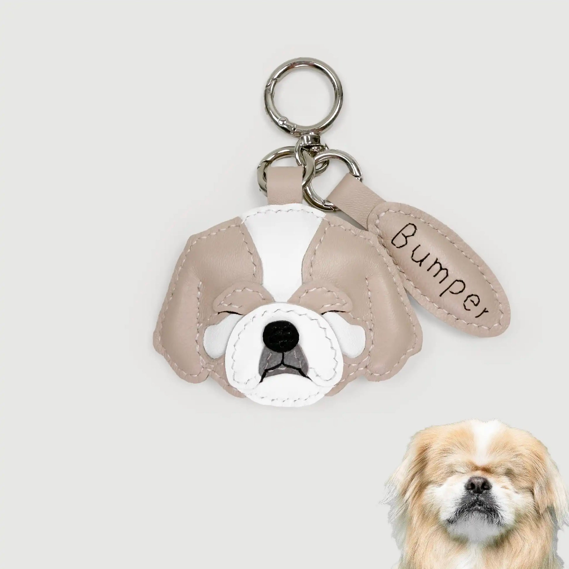 我们的艺术手工定制皮革宠物吊饰，展示精美的手工制作和个性化设计细节