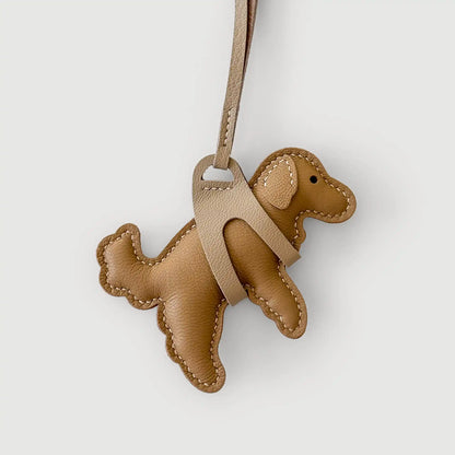 手工皮革金毛猎犬吊坠，Our Artist品牌，精细雕刻的金毛猎犬动物挂件，适合作为饰品收藏。